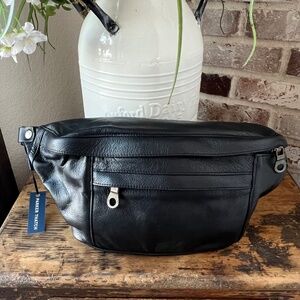 BRAND NEW WITH TAGS PARKER THATCH CROSS YOUR HEART SLING BLACK